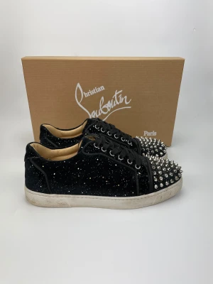 Louboutin skor - Hej! Säljer nu dessa svin snygga Loubs skor. Skorna är i grymt skick! Begränsat antal boxar och dustbag. Hör av dig vid frågor 