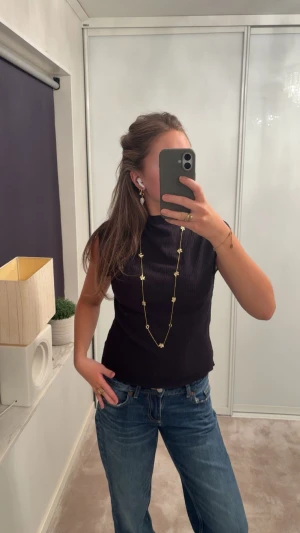 Svart ribbad topp! - Super fin svart topp! Lappen är avklipp för den stack upp ibak utav tröjan! Använd fåtal gånger🩷🩷
