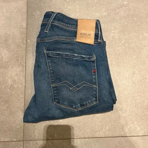 Replay anbass - Tjena, säljer nu dessa riktigt snygga Replay anbass hyperflex i Stl W32L32. Dom är i riktigt bra, (förutom dock en liten defekt) Nypris 1600✅Vid minsta funderingar så är det bara att höra av sig//Allt gott