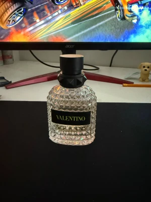 Valentino yellow dream - Den rymmer 50ml men det är runt 40ml kvar i. Jag köpte den på kicks, jag tror jag har kvitto kvar men förpackningen har jag till den 