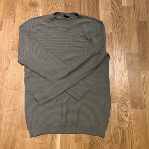 Stickad Långärmad  - Långärmad för män till salu, Storlek XS men passar S väldigt bra också, Elegant färg, Helt ny aldrig använd. PRIS KAN DISKUTERAS!