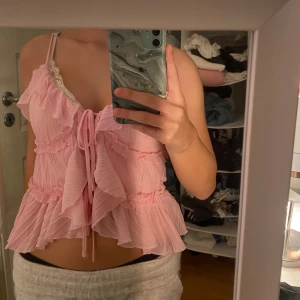 Rosa volangig linnetopp  - Supersöt ljusrosa linnetopp med volanger och knyt framtill. 💗💗💗