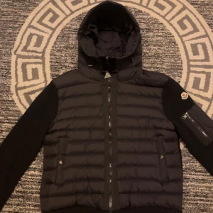 Moncler cardigan  - Hej säljer nu min moncler cardigan helt nytt skick storlek L 