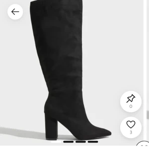 Svarta höga stövlar med klack - Säljer ett par så fina spetsiga klackar från Nelly! Köpta för ca 1 år sen men bara andvänt 2 gånger, säljer pga att de ej kommer till andvändning! :)