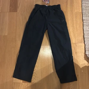 Svarta täckbyxor från Nike - Passar dig som är 160-163