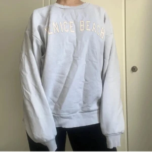   sweatshirt - Oversized ljusblå sweatshirt från Gina Tricot.  Mjuk och perfekt för chill dagar samt enkel att styla. Perfekt för hösten och vintern! Har en mindre skavand vid halsen som det syns på bilden.
