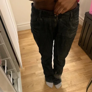 skit coola jeans  - Säljer dåtidens favorit jeans som är bland dm skönaste jeansen jag någonsin ägt. Slitna i slutet eftersom det är för långa för mig (är 158). Passar dig som är mellan 160-165 cm beroende på hur du vill at dem ska sitta i benen men passar även dig som är kortare än 158 cm beroende på din personliga smak. Hör av dig för mer information ❤️