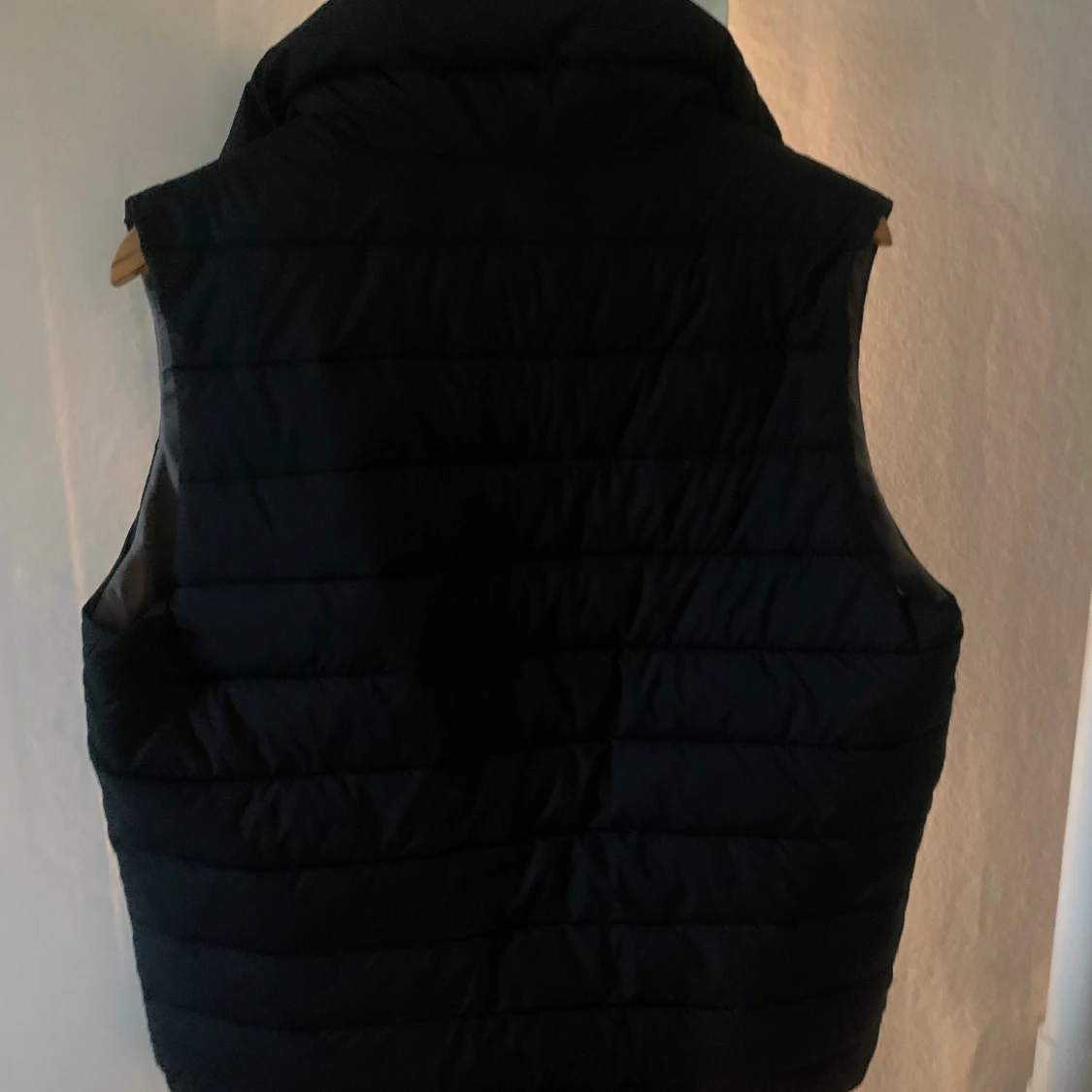 Svart dunväst från Hollister S - 2