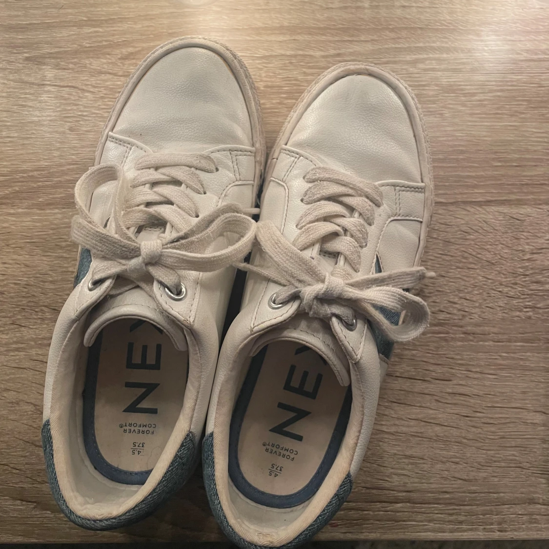 Vita sneakers med blå stjärna från Next - 1