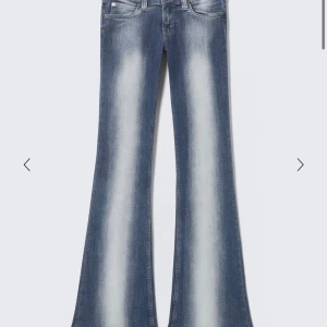 Blå bootcut jeans med utsvängda ben - Säljer dessa trendiga slutsålda jeans i storlek 24/32! Öppen för frågor!
