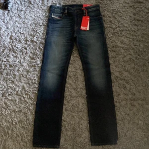 Diesel Safado jeans  - Snygga blå jeans från Diesel, modell Safado. De har en rak passform med midwaist. Säljer för att dom var för små för mig och kan inte lämna tillbaka dom. Aldrig använda, helt nya!!
