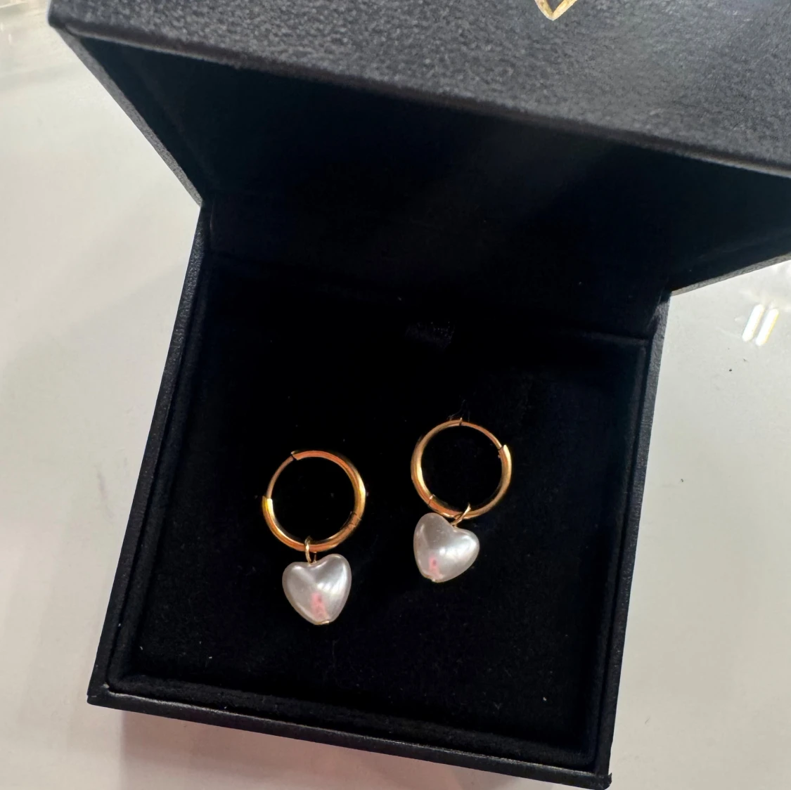 Guldiga örhängen med pärlhjärtan - 1