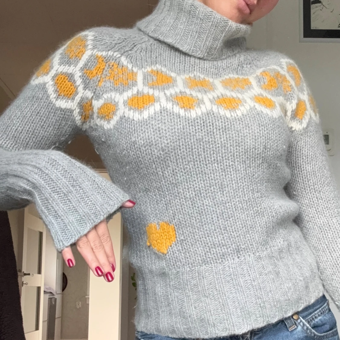 Grå polotröja med mönster och hjärta - 2