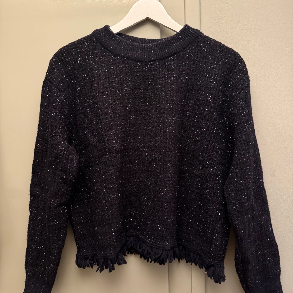 Mörkblå glittrig stickad tröja med fransar