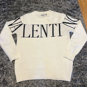 Vit Valentino sweatshirt  - Jättebra kvalitet, pris kan självklart diskuteras 