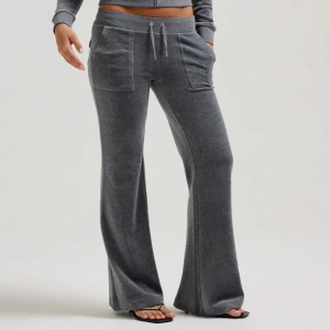 Juicy Couture Byxor - Supersnygga och sköna gråa mjukis byxor från Juicy Couture, storlek XXS. Det finns ett superlitet hål vid fickan bak, hålet syns inte när fickan är stängd annars väldigt bra skick. Använd väldigt få gånger. Nypris, 1200kr. 