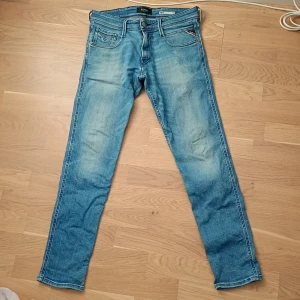Replay Anbass slim fit jeans blå - Ljusblå Replay anbass slim fit storlek 30/32 skulle säga att dem passar mellan 175-185 perfekt har lagat ett litet hål på bakfickan men det syns knappt om man inte kollar nära. Tveka inte på att ställa frågor, priset kan diskuteras vid snabb affär.