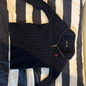 Polo quarterzip.  - mörkblå quarterzip från polo Ralph lauren. Perfekt nu inför hösten. Pris kan diskuteras. 