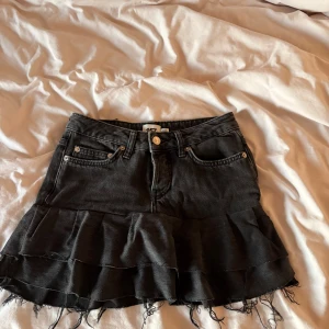 Egensydd volangkjol - Säljer den här jättefina svarta jeanskjolen som jag sytt själv, därför väljer jag att sälja den lite dyrare💕. Men går absolut att pruta. Väldigt bra skick, från lager157 i stl xxs. 