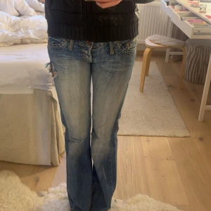 Blå lågmidjade bootcut jeans - Jätte jätte fina jeans, från Morgan de toi, inte svenskt. Storlek men sytt tajtare runt låren och mer lågmidjade. Hör av er vid frågor och priset går absolut att diskutera ❤️