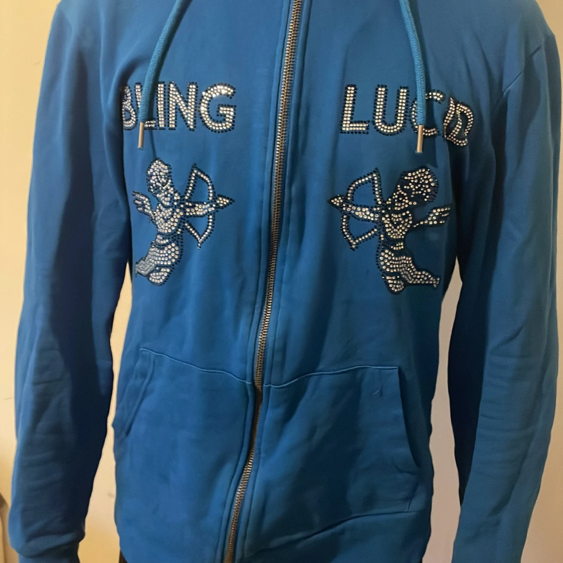 Blå hoodie med bling och ängelmotiv - 1