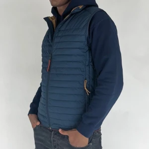 Jack & Jones Väst - Vi säljer nu denna stilrena väst i märket Jack & Jones! Västen är i storleken M, modellen på bilden är 180cm 75kg! Västen är i gott skick utan några defekter. Skriv gärna vid frågor och funderingar!