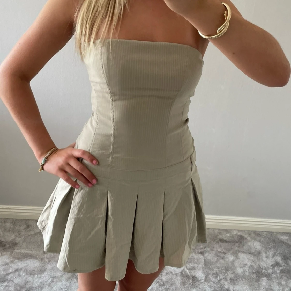 Axelbandslös volang klänning / bandeau