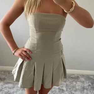 Axelbandslös volang klänning / bandeau - Klänningen är i storlek M men är liten i storlek, den är dock väldigt stretchig🩷 Hör av er om ni har några frågor