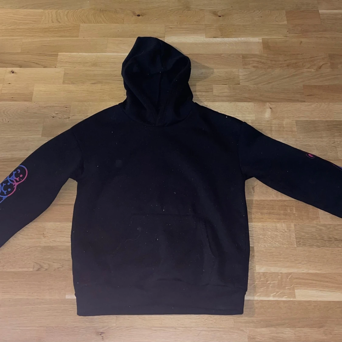 Svart hoodie Happy Day