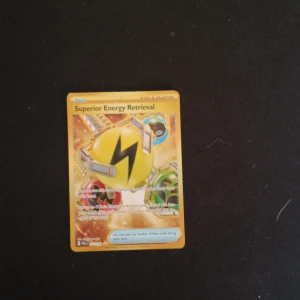 Superior Energy Retrieval - Cool och glittrande Pokémon-kort för dig som älskar att samla och spela! Superior Energy Retrieval är ett tränarkort som hjälper dig att ta tillbaka energi till ditt spel. Perfekt för unga samlare och Pokémon-fans som vill boosta sin lek med ett unikt och färgstarkt kort.