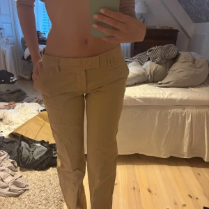 Filippa K byxor - Chino-liknande byxor från Filippa K i beige, passar xs-s