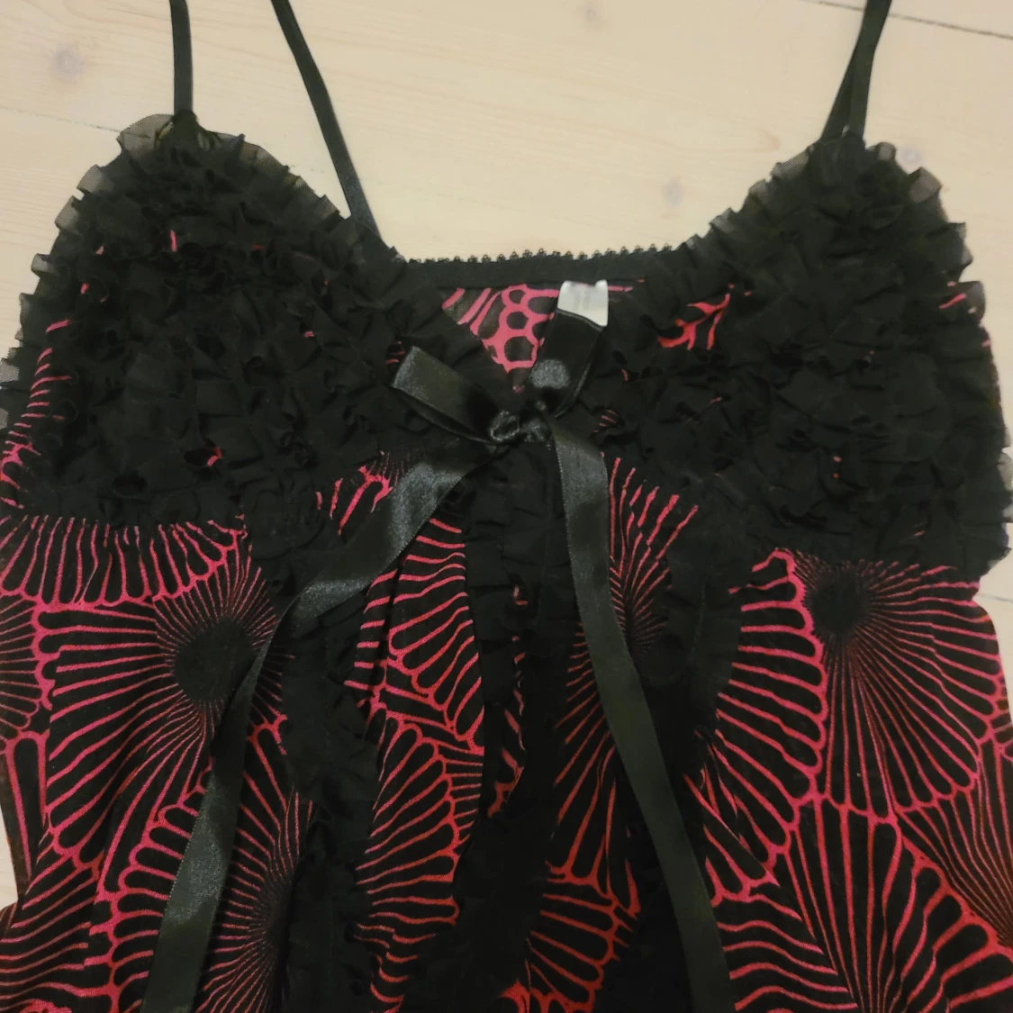 Svart och röd blommig linnetopp med rosett - 1