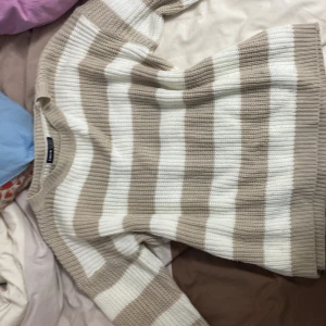 Randig tröja - Gammal höst randig tröja, köpt från shein . Är i storlek M.