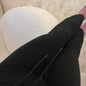 Svarta mjukisbyxor med snörning - Säljer dessa då jag sytt upp dom (syns ej på håll) och dom kom ej till användning för vart korta.