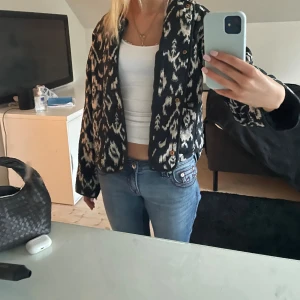 Zara jacka - Säljer en jätte snygg svartvit bomberjacka som är perfekt nu till hösten!! Den funkar också super till våren och sommaren💗 Den är från Zara och i väldigt bra skick💗💗Kan diskutera pris💗
