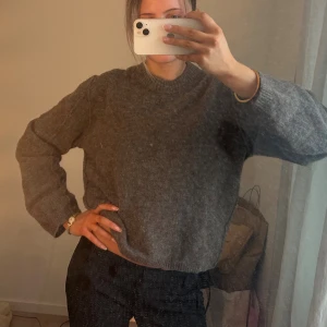 Stickad tröja med detaljer - Super snygg stickad tröja från & Other stories med söta detaljer🤗