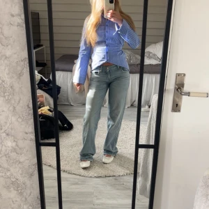 lågmidjade jeans  - skitsnygga lågmidjade jeans i nyskick, säljer pga att de tyvärr inte kommer till användning, dem är endast använda fåtal gånger. priset går att diskuteras vid snabb affär 