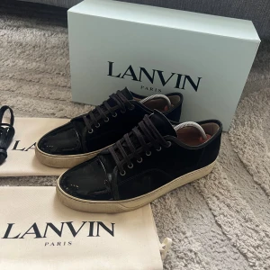 Lanvin Skor - Tjena säljer ett par feta svarta lanvins i bra skick! Storlek 42/43 UK 8. Inte en enda repa på cap toen. Box osv följs med. 