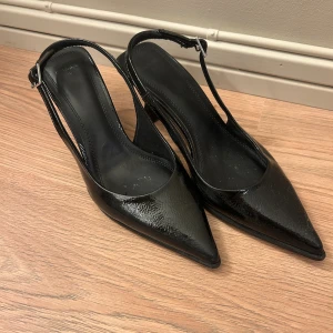 Klackar - Spetsiga svarta klackar från bershka i strl 36. Använd fåtalet gånger och är i mycket bra skick!