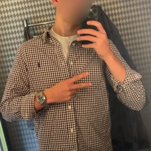 Ralph lauren skjorta  - Riktigt go rutig Ralph Lauren skjorta💯 Skjortan är i storlek L (14-16) men sitter som en S i herrstorlek🔥kontakta gärna vid minsta fråga eller i behov av mer bilder!👑 mvh 2000s Wardrobe.👔