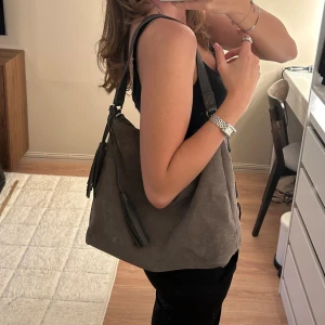 Väska - Jättesnygg brun väska. Från zalando, exakt märke vet jag dock ej. Nypris ca 700/800kr. Längre väskband medföljer. Har 2st innerfack och ett ytterfack. I mycket bra skick. 