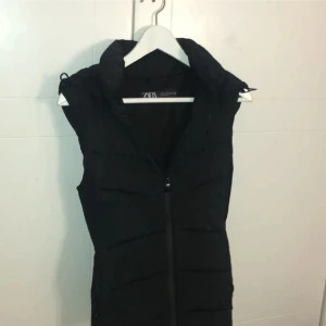 Svart Zaraväst  - Jag säljer nu min zaraväst som är jätteskön och snygg till typ allt, säljer då den inte är min stil längre💗 Den passar mig som är S och 1,67