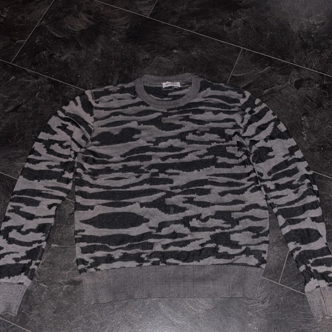 Grå/svart camo sweatshirt