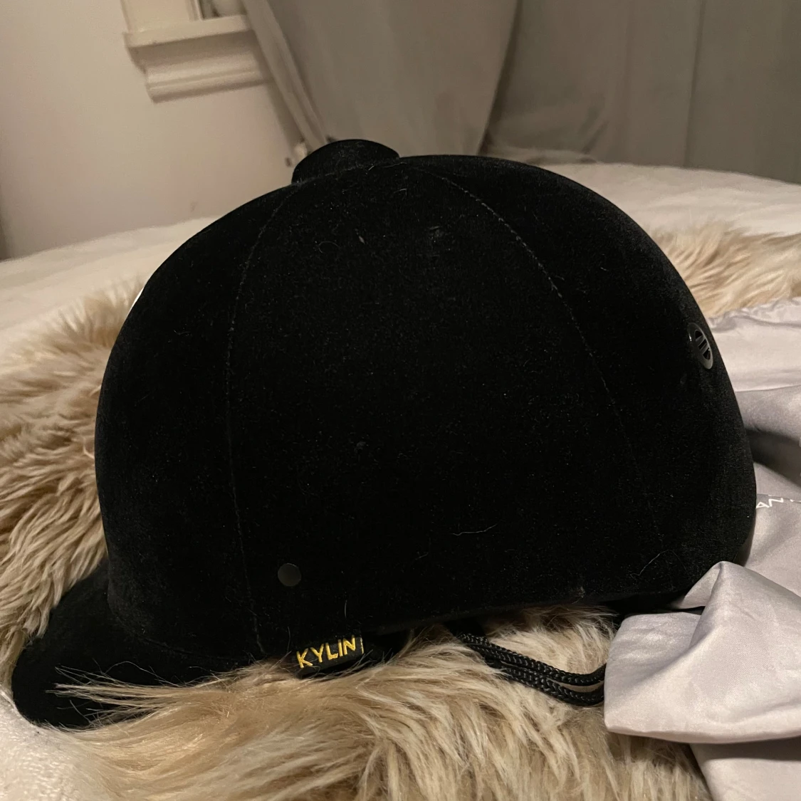 Svart sammet ridhjälm från Kylin - 2