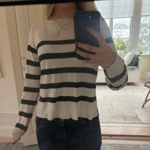 Randig stickad tröja - Så fin randig finsnickare tröja i luftigt material💓