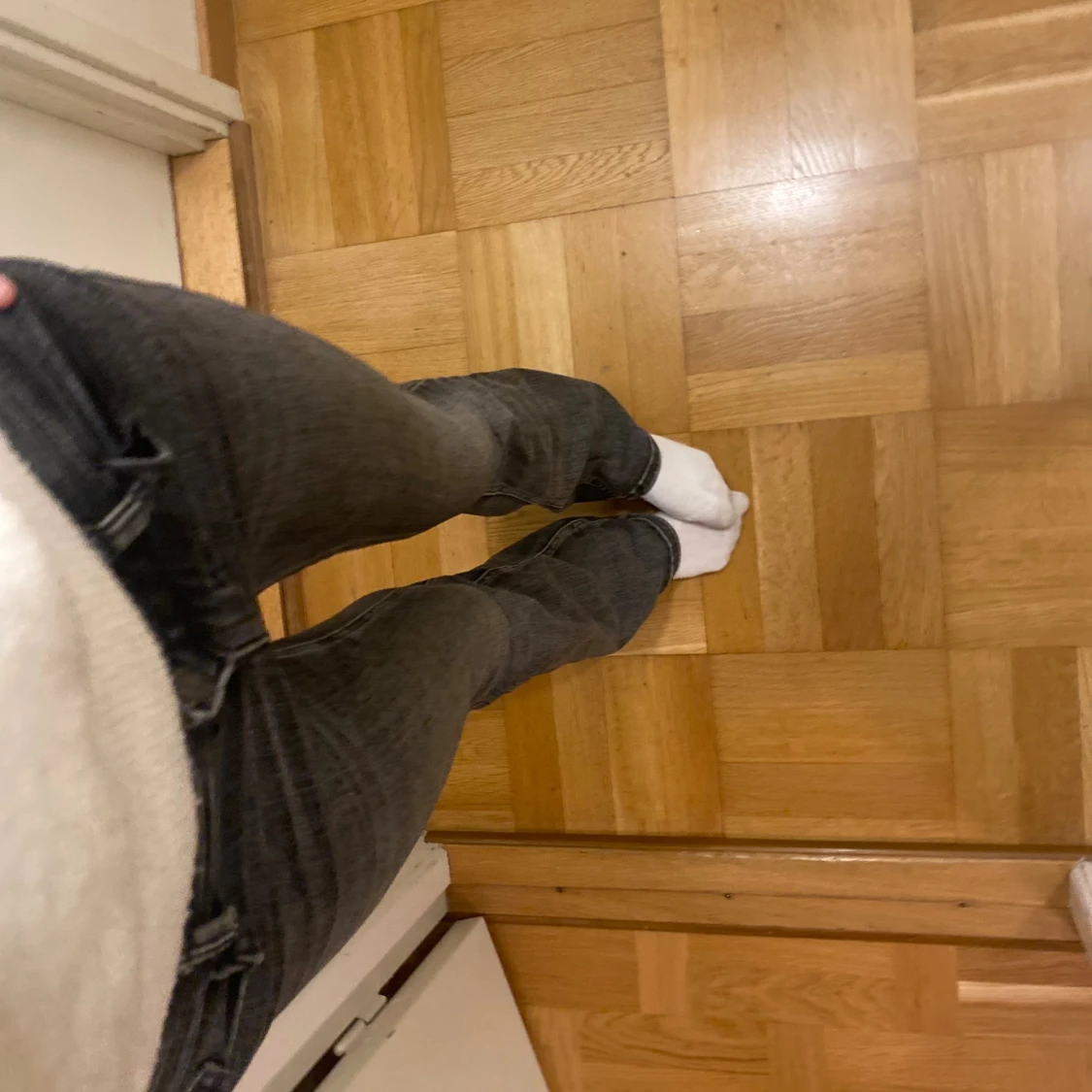 Bootcut svarta jeans med slitning - 1