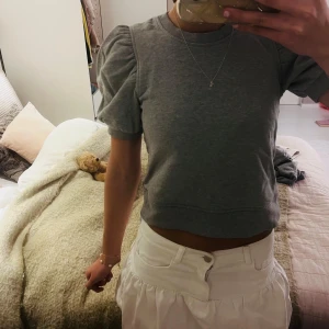 Grå puffärm topp från & Other Stories🩶 - Säljer en grå topp från & Other Stories i 100% bomull. Modellen är croppad med puffiga korta ärmar och rund halsringning. Hör av för frågor❤️