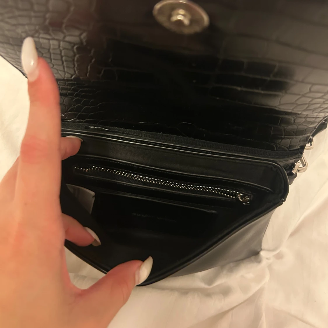 Svart axelväska med krokopräglad yta - 1