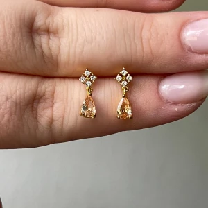 Eleganta örhängen  - Fina guldörhängen med orange sten! Erbjuder bundlerabatt!🫶🏼