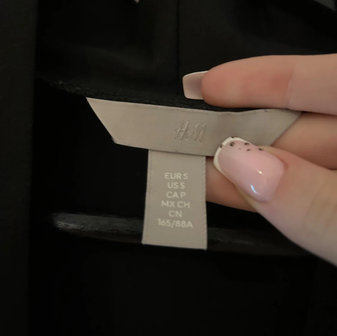 Svart v-ringad blus från H&M - 1